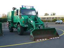 Unimog der Bundespolizei mit Ladeschaufel gesehen am Tag der offenen Tr bei der Bundespolizeiabteilung Hnfeld anl. des 50-jhrigen Standortjubilums am 13.09.2009 in 36088 Hnfeld  
