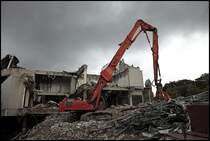 Dunkle Wolken ziehen ber Ldenscheid. Im Bild der Starke HITACHI ZAXIS 500 mit 320PS von P&Z. (14.09.2009) 
