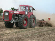 Auch der Oberlungwitzer D4K-B war zu Gast beim Rottelsdorfer Schleppertreffen. Hier war er mit einer Scheibenegge unterwegs.