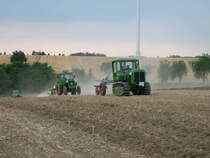 Die KS07 und der Pionier kommen neben der Ackerfl�che zur�ck um die n�chste Furche zu ziehen beim Rottelsdorfer Schleppertreffen