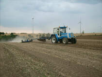 Der Rottelsdorfer ZT323 mit Aufsattel-Beetpflug B-201 f�hrt neben der Ackerfl�che wieder zur�ck zur Anfangsfurche