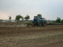 Dutra D4K-B der Rottelsdorfer Schlepperfreunde mit Anhngepflug B-187 auf dem Acker