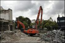 Die Stahltrger und Stahlrohre sind bei seite gerumt und nun rollt der ZAXIS 500 zurck zur Strae...