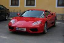 zu diesem sch�nen roten Renner geh�rt die gl�serene Motorhaube. Bei einem Mittelmotorsportler ist sie logischerweise hinten