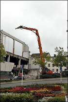 Bild ID Nr.25000 auf Fahrzeugbilder. Sofort nach der Arbeit mussten die weiteren Abbrucharbeiten abgelichtet werden. Der HITACHI ZAXIS 500 mit seiner Abbruchzange wird gleich seine Abbruchttigkeitena aufnehmen. (15.09.2009)