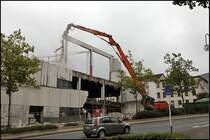 Der HITACHI ZAXIS 500 mit seiner Abbruchzange bei der Arbeit. Wegen der Gefahr von herumfliegenen Abbruchmaterial wurde die Strae immerwieder kurzfristig gesperrt.