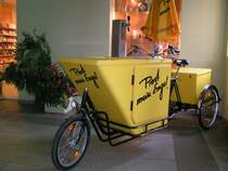 Fahrrad mit Bierzapfanlage steht im Reisezentrum am Bhf. Warnemnde; 070826