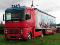 Sattelschlepper (Cirkus-Colosseum) abgestellt auf einer Wiese Nhe RIED i.I.; 070905