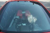 Die glserne Motorhaube eines Ferrari - ich glaube Typ Mondena