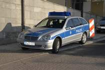 MB C-Klasse steht neben der Stadthalle  Kolpinghaus  anl. des 50-j�hrigen Standortjubil�ums der Bundespolizeiabteilung H�nfeld am 12.09.2009 in 36088 H�nfeld 