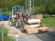 O&K-Radlader mit angebauter Kehrmaschine steht auf einer Baustelle in Wallings/Rh�n am 20.09.2009
