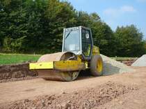 Vibrationswalze der Firma Giebel auf einer Baustelle bei Wallings/Rh�n am 20.09.09