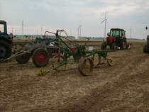 Anh�nge Beetpflug abgestellt auf dem Acker beim Rottelsdorfer Schleppertreffen