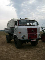 IFA W50LA/Z mit Wohnwagenaufsatz auf der Ladefl�che stand am Sonntag vormittag auf dem Acker beim Rottelsdorfer Schleppertreffens