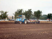 Der blau wei�e ZT 323 der Rottelsdorfer war auch am Sonntag wieder im Ackereinsatz beim Schleppertreffen