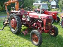 Farmall steht beim 4. Tanner Bulldog- und Oldtimertreffen am 20.09.2009 in Tann/Rh�n 