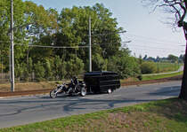 Ein Triker auf dem Weg in den Urlaub. Hoffentlich scheint dort keine Sonne! Gesehen am 19.09.2009 in Leipzig.