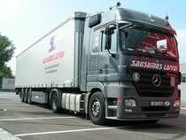 ACTROS1841 aus Litauen wartet auf seine Be/Entladung auf einem Firmenparkplatz in Ried i.I.;090920