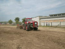 Der rote Dutra war auch am Sonntag wieder im Einsatz mit der Scheibenegge beim Rottelsdorfer Schleppertreffen