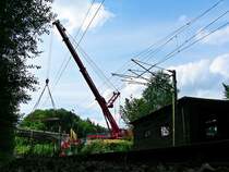 der Autokran wartet auf das Kommando die alte Br�cke bei Pasberg entfernen zu d�rfen