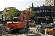 Im Sonnenlicht des 18.09.2009 sonnt sich der HITACHI ZAXIS ZX350LCN auf der Abbruchstelle in L�denscheid.