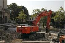 Im Sonnenlicht des 18.09.2009 sonnt sich der HITACHI ZAXIS ZX350LCN auf der Abbruchstelle in L�denscheid.

