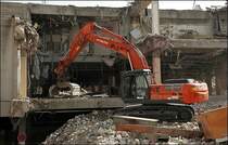 Ende der Mittagspause. Mit dem Sortiergreifer werden Holz etc aufgenommen....