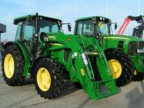 JohnDeere 633 und 7530 waren bei der Rieder-Messe begehrte Ausstellungsst�cke, und warten nun auf ihre Abholung;090915