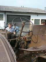 der spartanisch ausgestattete Arbeitsplatz des Lanz-Bulldog (kein Display, kein Joystick aber ein Eisenlenkrad), gesehen beim 4. Tanner Bulldog- und Oldtimertreffen am 20.09.09
