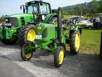 John Deere - Lanz steht neben seinem j�ngeren Bruder beim 4. Tanner Bulldog- und Oldtimertreffen am 20.09.09
