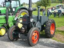 Lanz Bulldog steht neben seinen Mannheimer Verwandten beim 4. Tanner Bulldog- und Oldtimertreffen am 20.09.09

