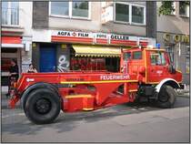 Am 20.06.2007 brannte in Dsseldorf der Dachstuhl der Kirche St. Peter. Als ich nach der Arbeit auf dem Weg nach Hause dort vorbeikam, waren die Lscharbeiten zwar vorber, aber in den Straen ringsrum standen noch zahlreiche Fahrzeuge der Feuerwehren aus Dsseldorf. Hier im Bild ein Wechsellader auf Unimog-Basis