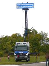 Der Kran des MB Actros tr�gt das Begr��ungsschild anl. des 50-j�hrigen Standortjubil�ums des Bundespolizeiabteilung H�nfeld am 13.09.2009 in 36088 H�nfeld 
