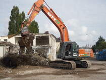 25.09.2009: Hitachi Zaxis 350LCN. Hier mit Stahlkneifer.