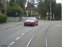Audi A4 am 9.9.07 in der Nhe der Klinik Balgrist in Zrich. Dieses Bild hab ich aus der ''Kanzel'' eines Cobra-Trams gemacht. Diese Kanzel ist ziemlich beliebt, da man eine super Aussicht nach hinten auf die Strecke hat.