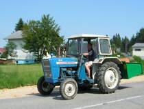 Ford2000 ist mit einer Ziegelbeladenen Ladeschaufel unterwegs;090714