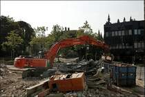 HITACHI ZAXIS ZX350LCN schmei�t wieder etwas in den Container....