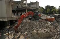 Hier werden Holzbretter aufgenommen und anschlie�end in den Container verfrachtet...