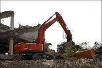 Hier ist der HITACHI ZAXIS ZX350LCN mit den Holzbrettern auf dem Weg zum Container....