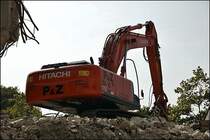 Hoch oben auf dem Abraumberg arbeitet der HITACHI ZAXIS ZX350LCN.