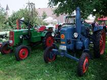 HELA17 und LANZ-Bulldog-D1706,Bj1954 stehen dicht gedr�ngt auf einer Obstbaumwiese anl�sslich der Oldtimerausstellung in M�nsteuer;090809