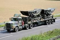 M915A2 Frightliner, US-Army, mit zerlegter Radaranlage auf dem Auflieger, A61 bei Rheinbach  - 27.08.2009