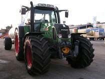 Fendt820 wartet mit einem G�llefass in der Abendsonne am Gel�nde der Rieder-Messe auf die Abholung;090915
