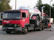 MB von Fliegl wird mit einem G�llefa� am Rieder-Messegel�nde beladen;090915