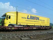 DAF-XF105.460 wird am Niederflurwagen (Saadkms83814983349-6) Richtung Salzburg transportiert ;090923