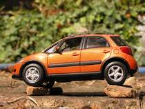 Norev Suzuki SX4, Sietenansicht. Kein Gel�ndewagen, aber sieht aus cool auf  Steinchen .