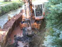 Der Weimar M1000 beim Ausheben der Baugrube fr die Wasserbausteine,welche als Fusicherung fr die Ufermauer dienen.