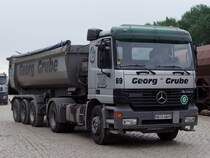 ACTROS 1843 steuert das Waggon-Entladef�rderband am Bhf. Cuxhaven an; 090831