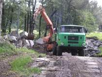 Der W50 LAZ,3SK,5ND wird gerade vom Weimar Bagger mit Flukies beladen.