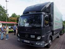 ATEGO818 einer Baumschule, mit seiner Ware am Wochenmarkt in Cuxhaven ;090829